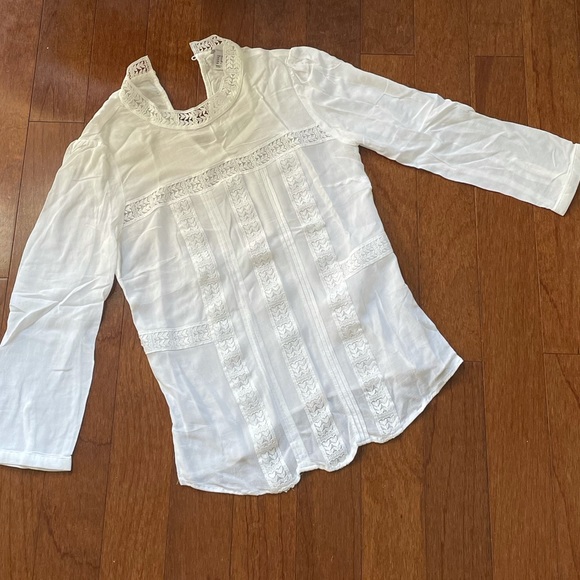 H&M Tops - White Edwardian style blouse w/ lace trim size 2